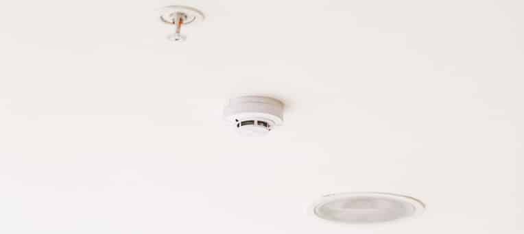 smoke-detector-mounted-on-ceiling